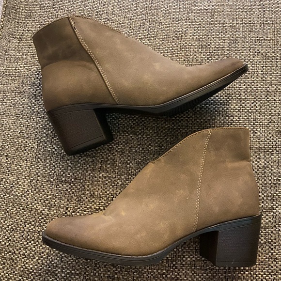Pierre Dumas tan stacked heel ankle boots - Picture 1 of 4